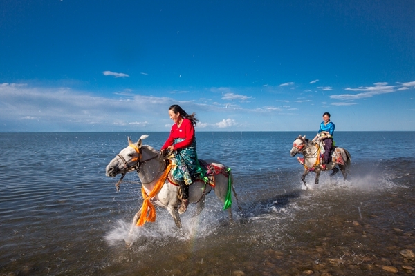策马青海湖